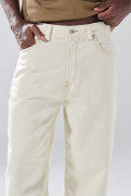Jean kaki claro barrel con bota recta y tiro medio
