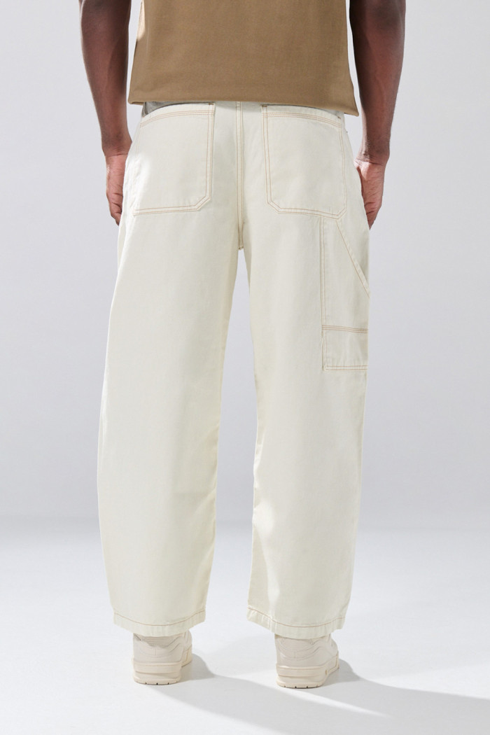 Jean kaki claro barrel con bota recta y tiro medio
