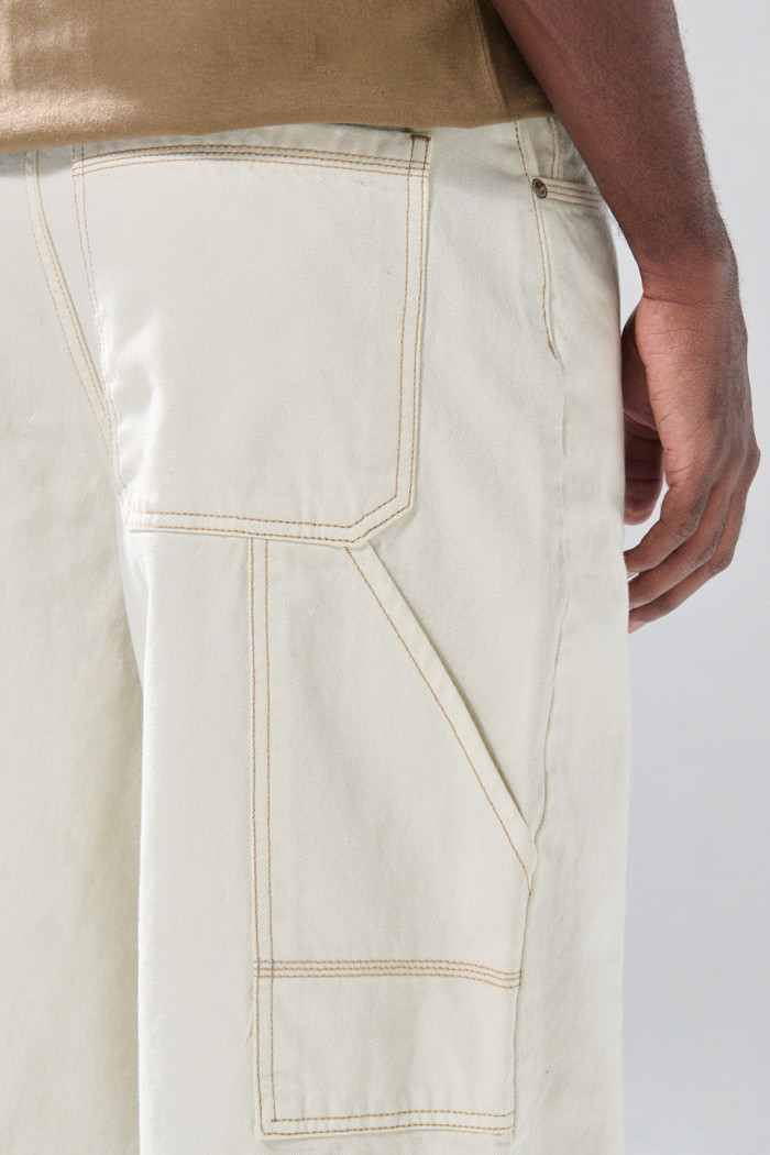 Jean kaki claro barrel con bota recta y tiro medio
