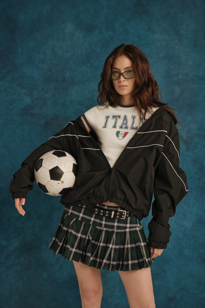 Camiseta crema con manga corta college de Fan Edition
