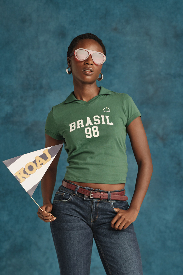 Camiseta cuello polo verde con arte college de Fan Edition
