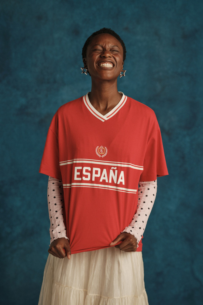 Camiseta cuello V oversize roja college de Fan Edition

