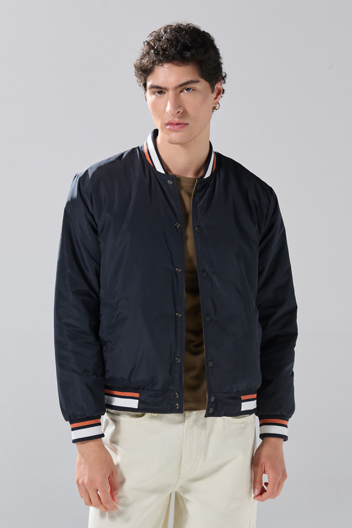 Chaqueta bomber unicolor doble faz con broche