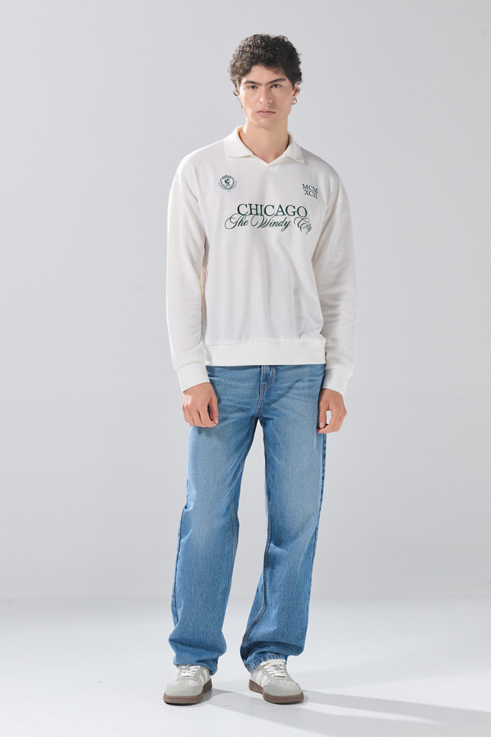 Camiseta oversize crema college con manga larga y cuello polo
