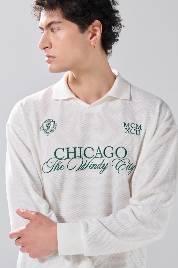 Camiseta oversize crema college con manga larga y cuello polo

