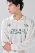 Camiseta oversize crema college con manga larga y cuello polo

