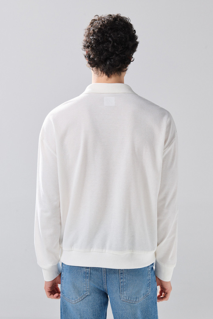 Camiseta oversize crema college con manga larga y cuello polo
