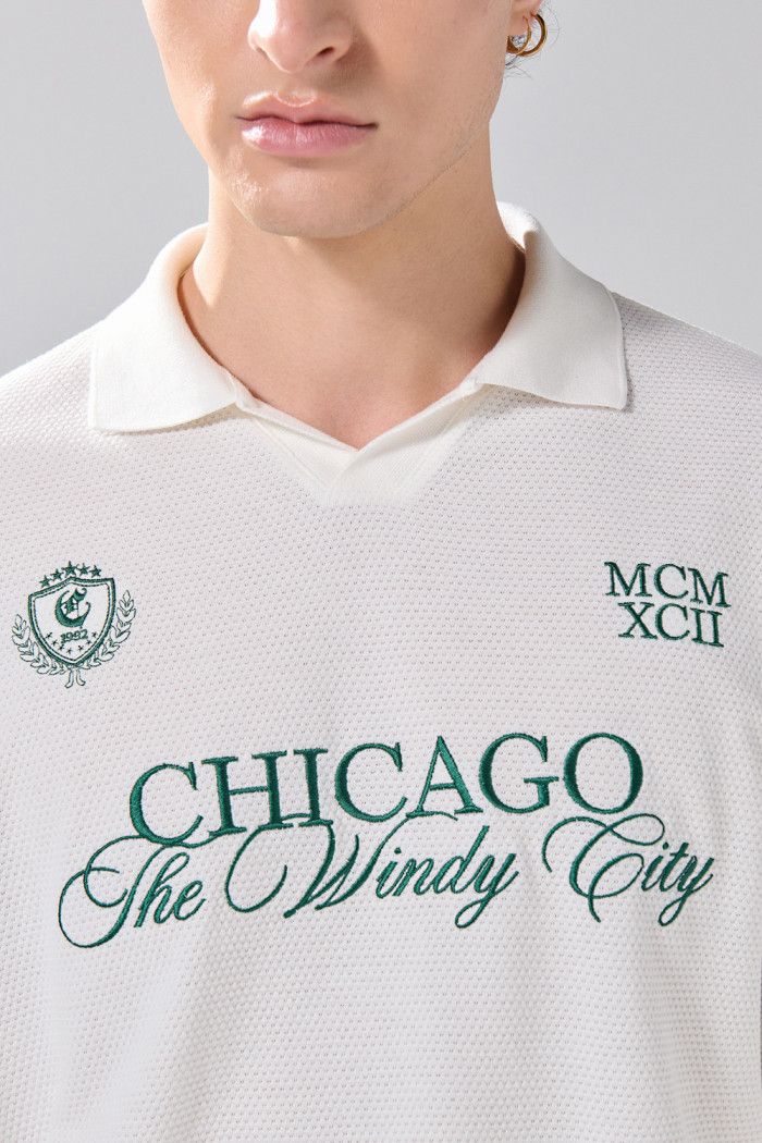Camiseta oversize crema college con manga larga y cuello polo
