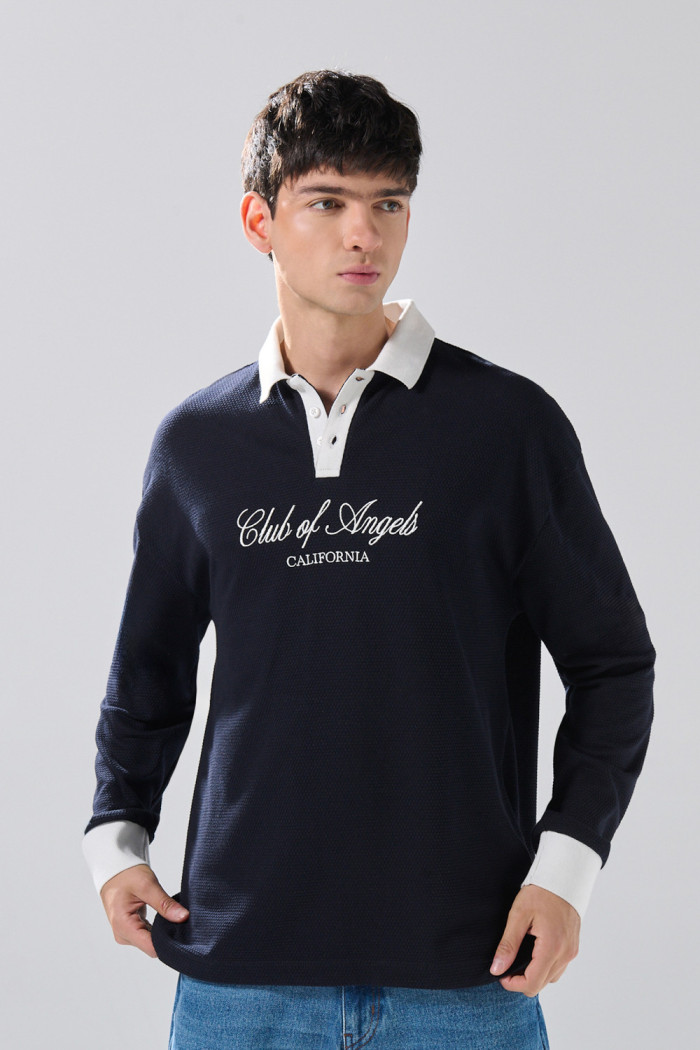Camiseta azul intensa oversize con cuello polo y arte college
