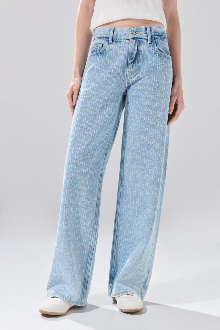 Jean loose azul claro con tiro bajo y bota amplia
