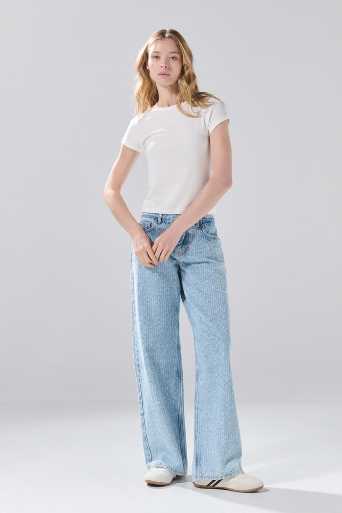 Jean loose azul claro con tiro bajo y bota amplia
