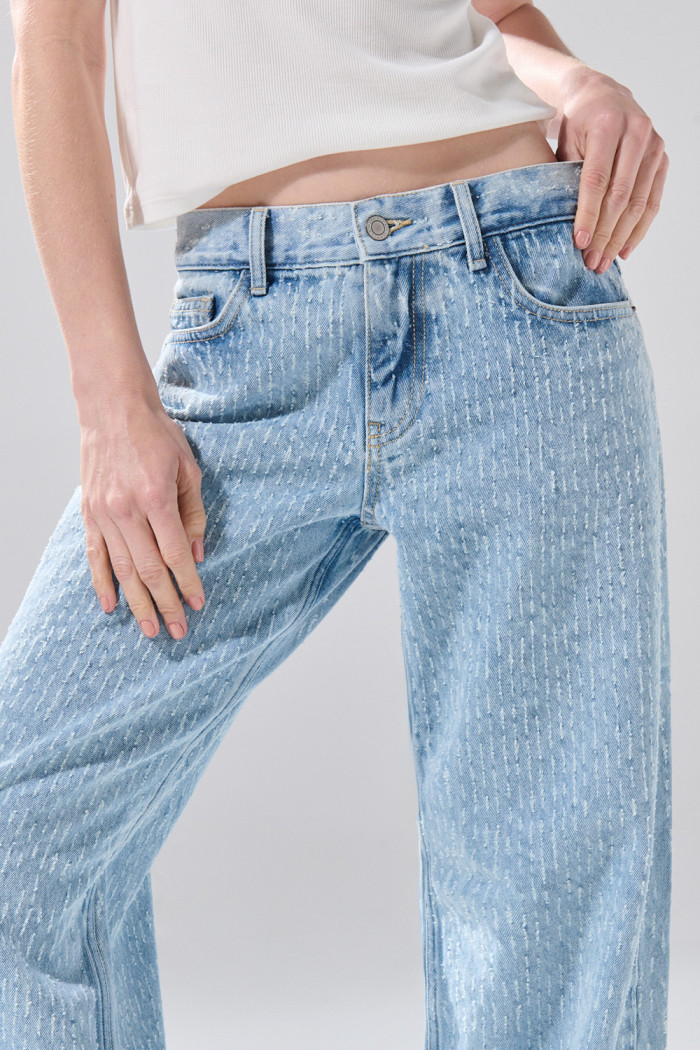Jean loose azul claro con tiro bajo y bota amplia
