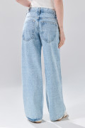 Jean loose azul claro con tiro bajo y bota amplia
