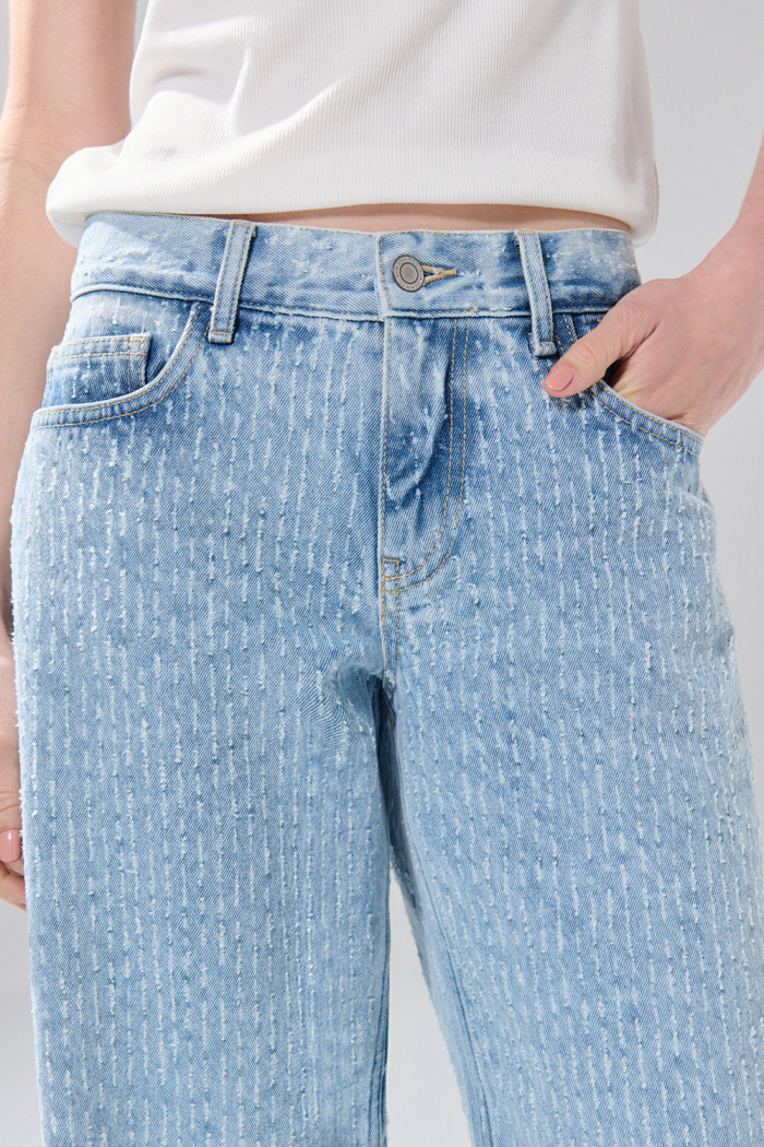 Jean loose azul claro con tiro bajo y bota amplia
