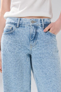 Jean loose azul claro con tiro bajo y bota amplia
