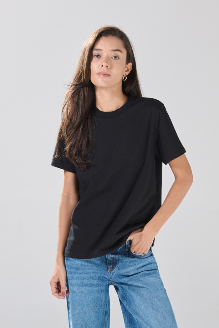 Camiseta cuello redondo infaltables unicolor ajustada
