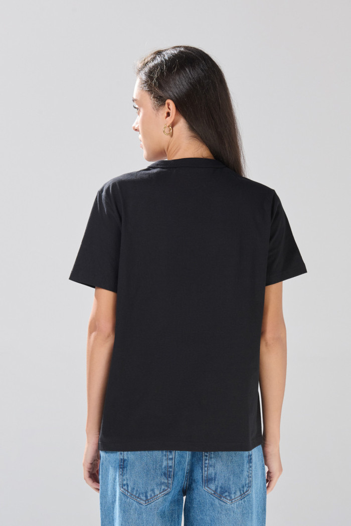 Camiseta cuello redondo infaltables unicolor ajustada
