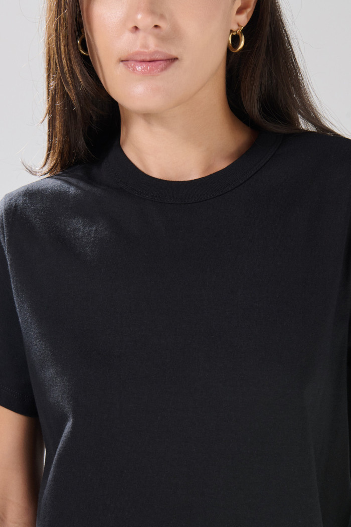 Camiseta cuello redondo infaltables unicolor ajustada

