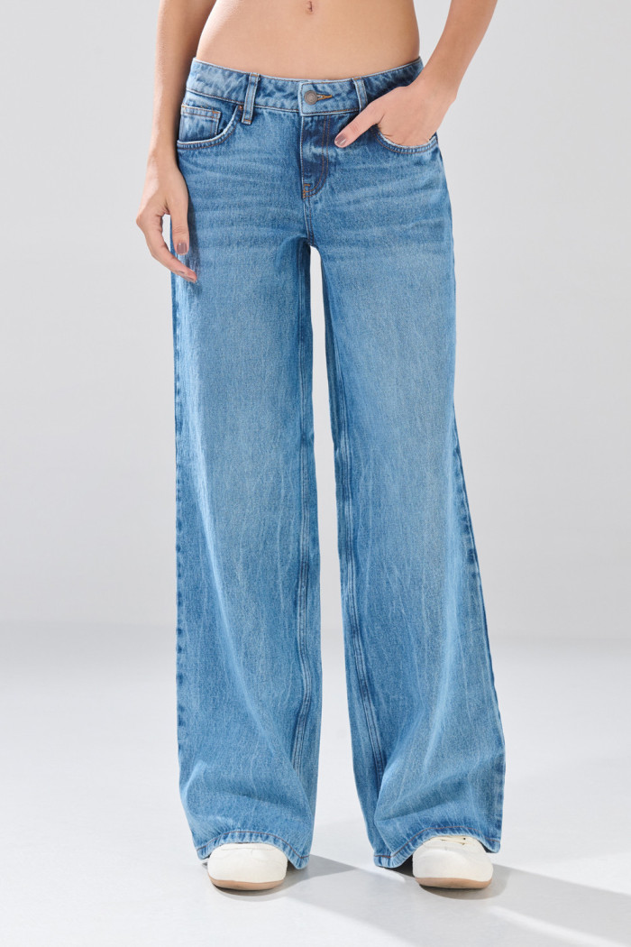 Jean azul open leg infaltables con tiro bajo y bota ancha
