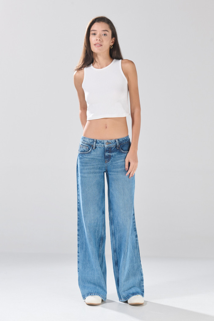 Jean azul open leg infaltables con tiro bajo y bota ancha
