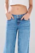 Jean azul open leg infaltables con tiro bajo y bota ancha
