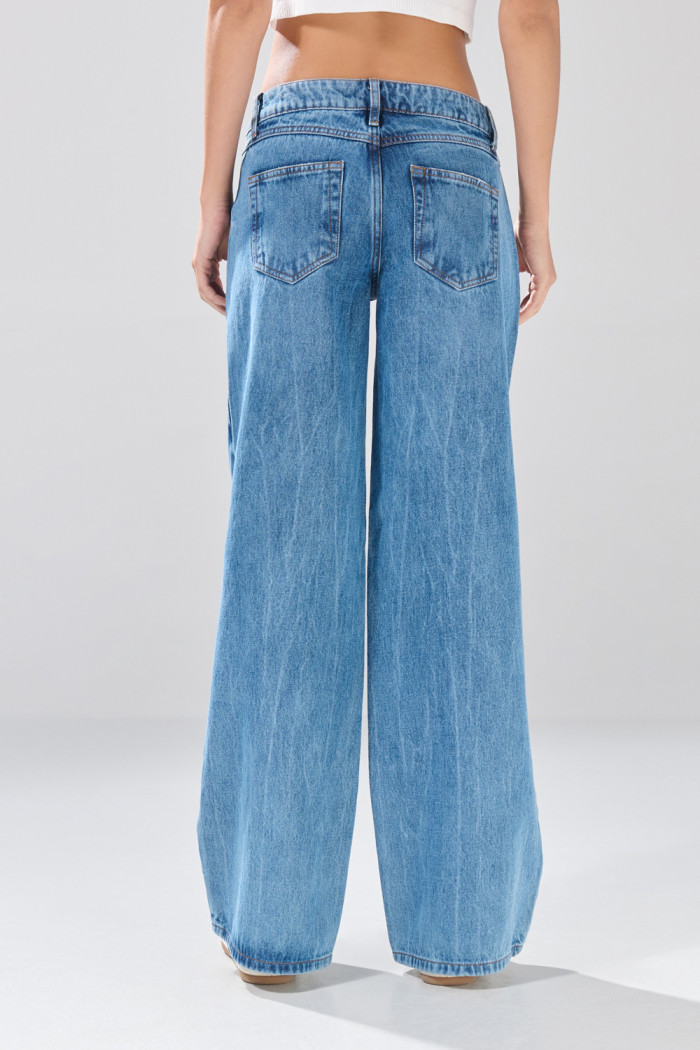 Jean azul open leg infaltables con tiro bajo y bota ancha
