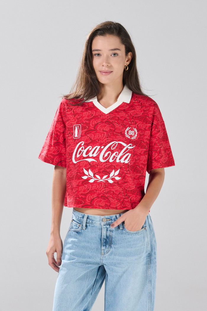 Camiseta crop top roja de Coca-Cola oversize con cuello polo
