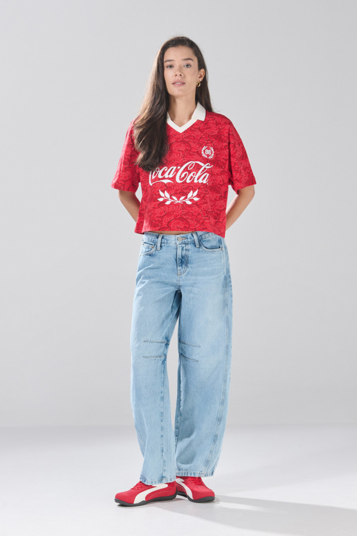 Camiseta crop top roja de Coca-Cola oversize con cuello polo
