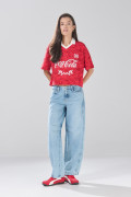 Camiseta crop top roja de Coca-Cola oversize con cuello polo
