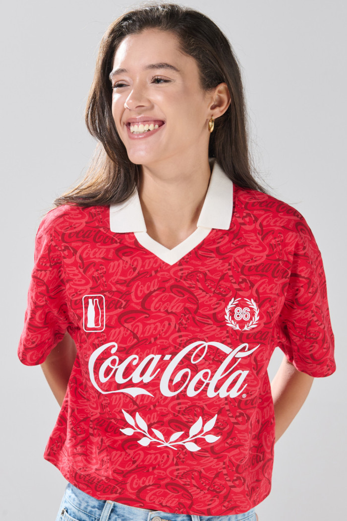 Camiseta crop top roja de Coca-Cola oversize con cuello polo
