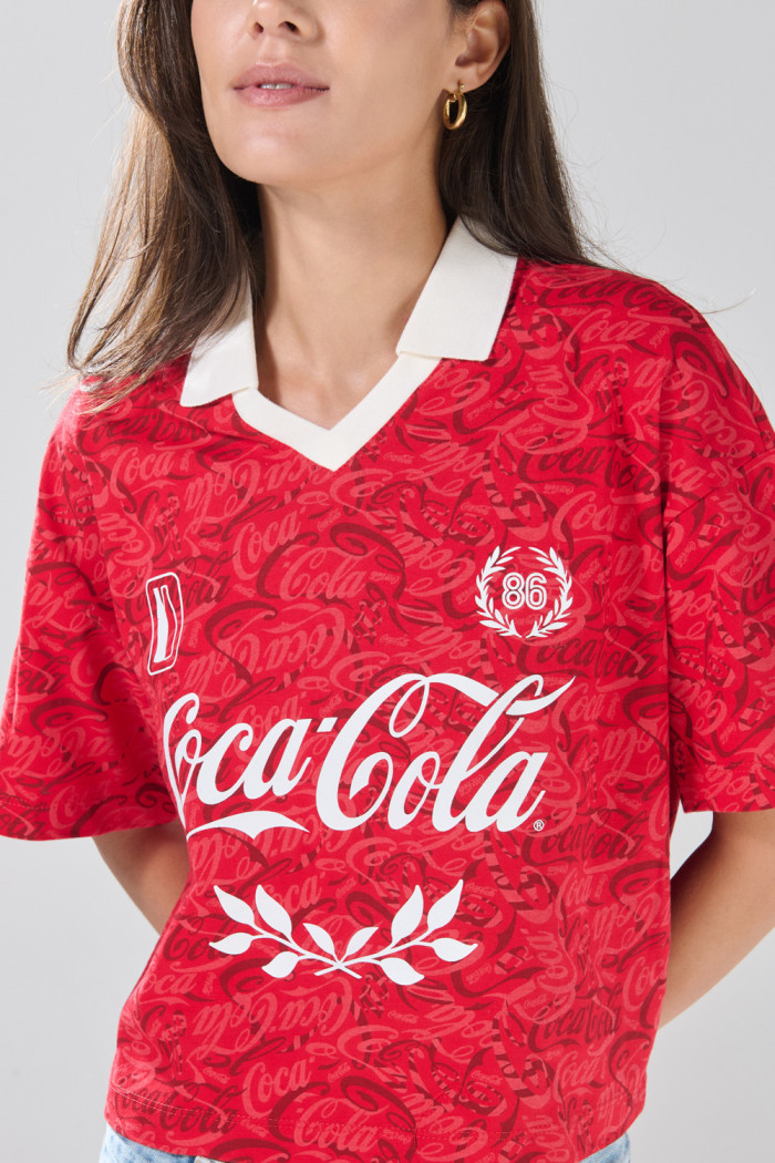 Camiseta crop top roja de Coca-Cola oversize con cuello polo
