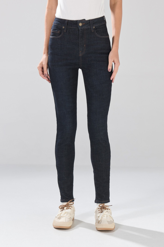 Jean azul súper skinny infaltables con tiro súper alto
