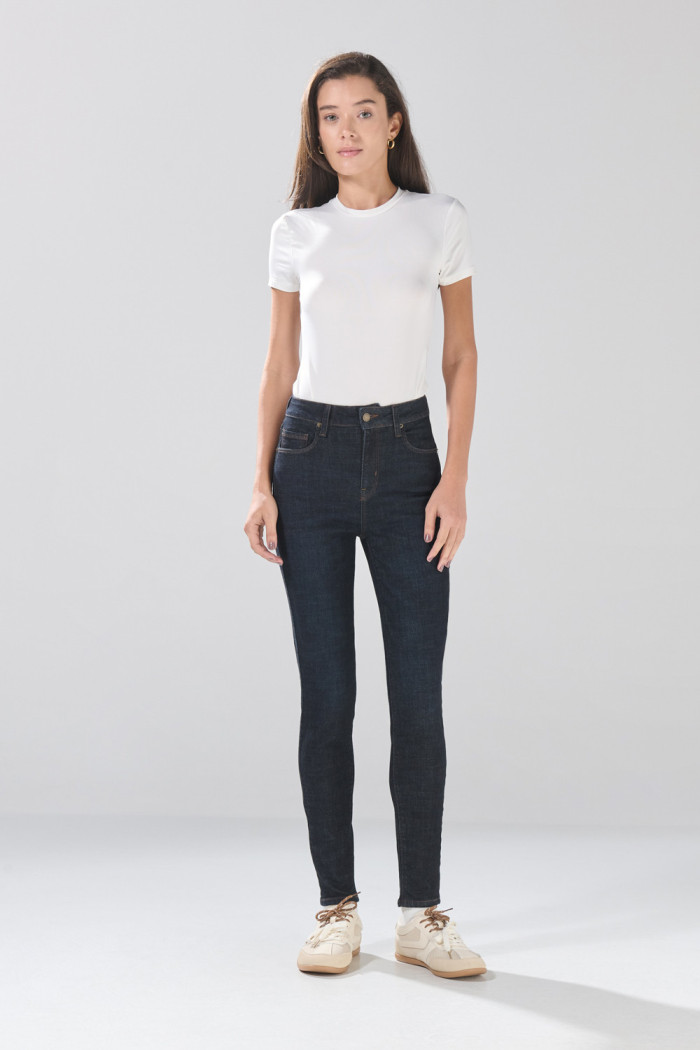 Jean azul súper skinny infaltables con tiro súper alto
