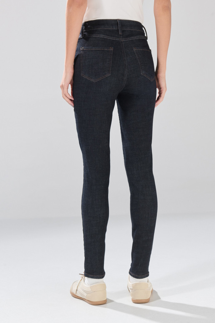 Jean azul súper skinny infaltables con tiro súper alto
