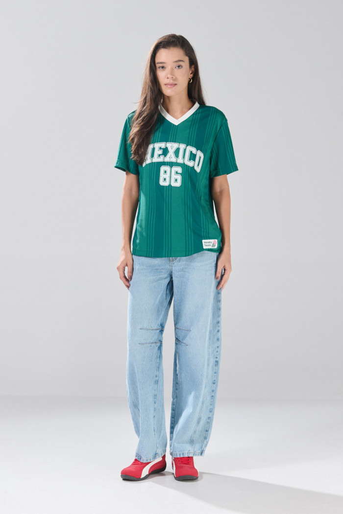 Camiseta verde oversize college de Fan Edition con cuello V
