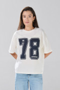 Camiseta crema con arte college de números y manga corta
