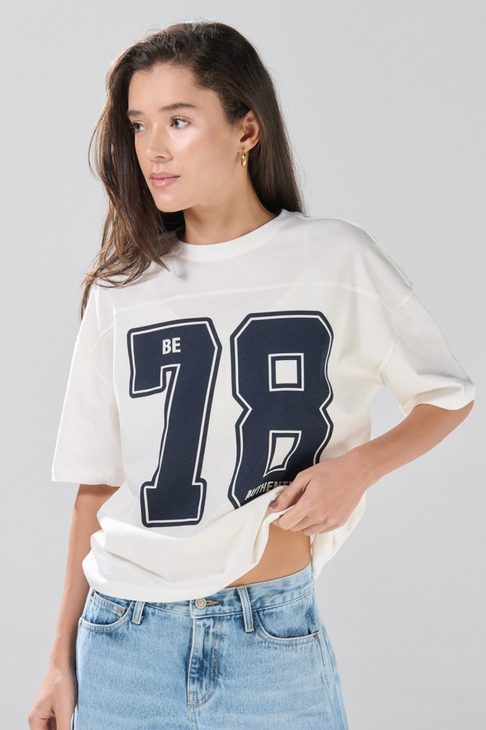 Camiseta crema con arte college de números y manga corta
