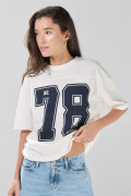 Camiseta crema con arte college de números y manga corta
