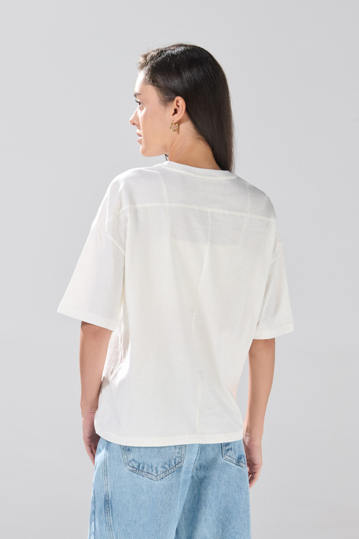Camiseta crema con arte college de números y manga corta
