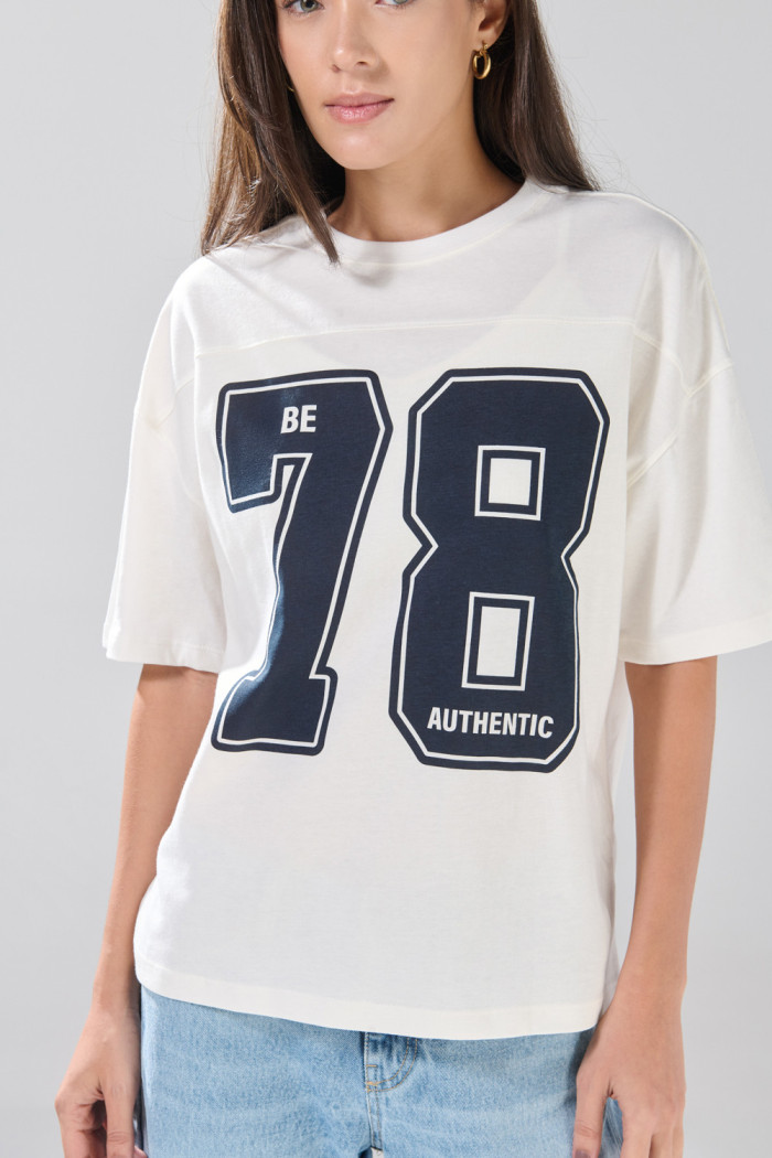 Camiseta crema con arte college de números y manga corta
