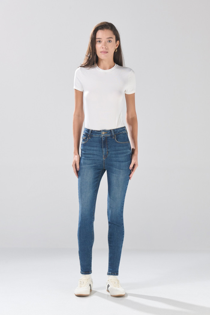 Jean infaltables azul oscuro súper skinny con botón metálico
