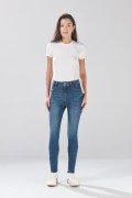 Jean infaltables azul oscuro súper skinny con botón metálico

