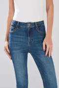 Jean infaltables azul oscuro súper skinny con botón metálico
