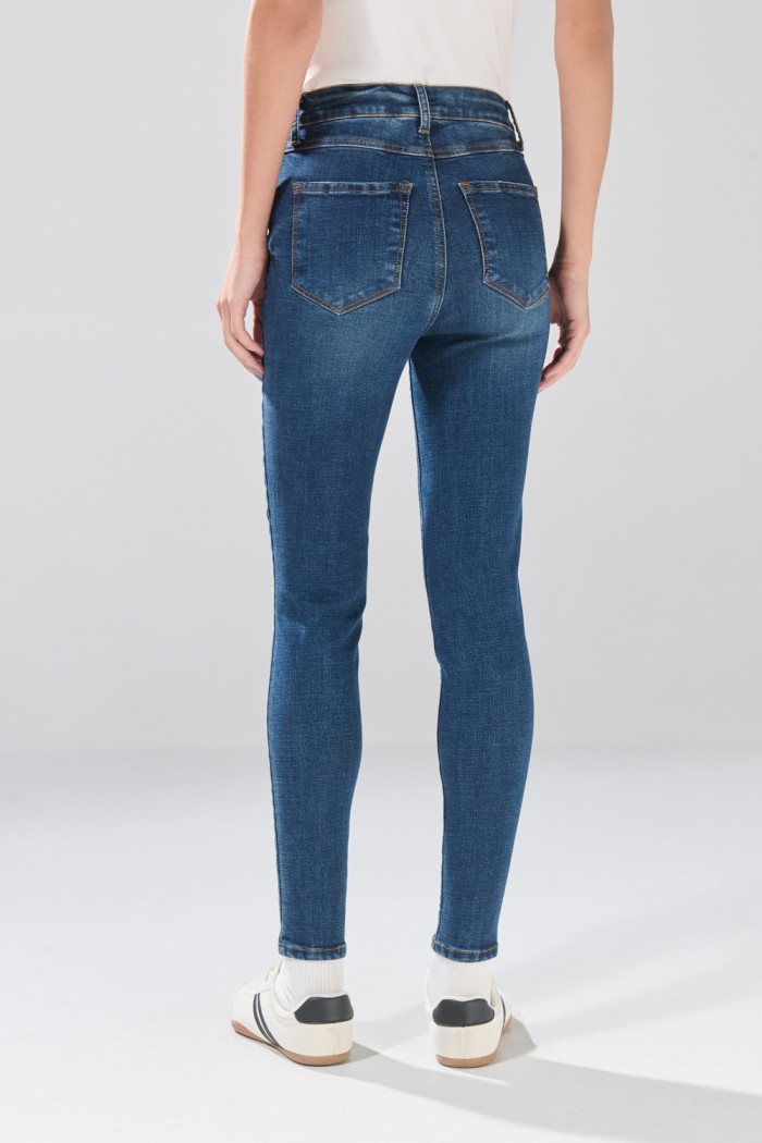 Jean infaltables azul oscuro súper skinny con botón metálico
