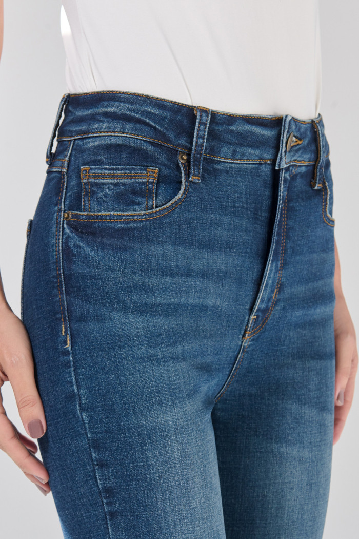Jean infaltables azul oscuro súper skinny con botón metálico
