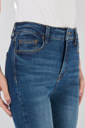 Jean infaltables azul oscuro súper skinny con botón metálico
