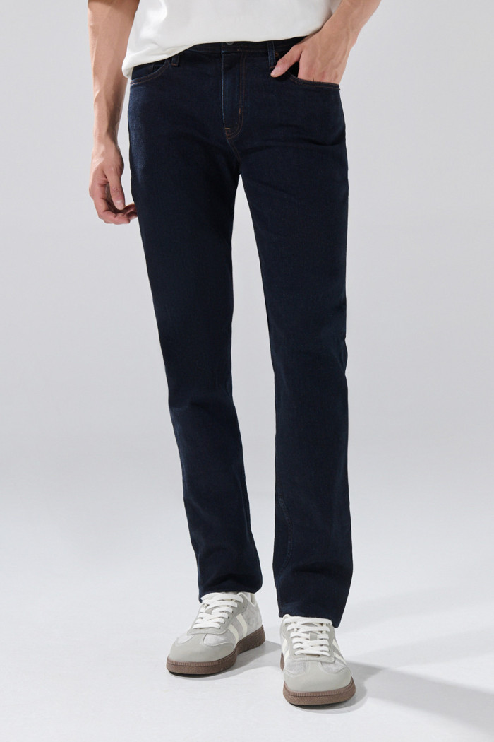 Jean slim infaltables azul intenso con bolsillos y tiro bajo
