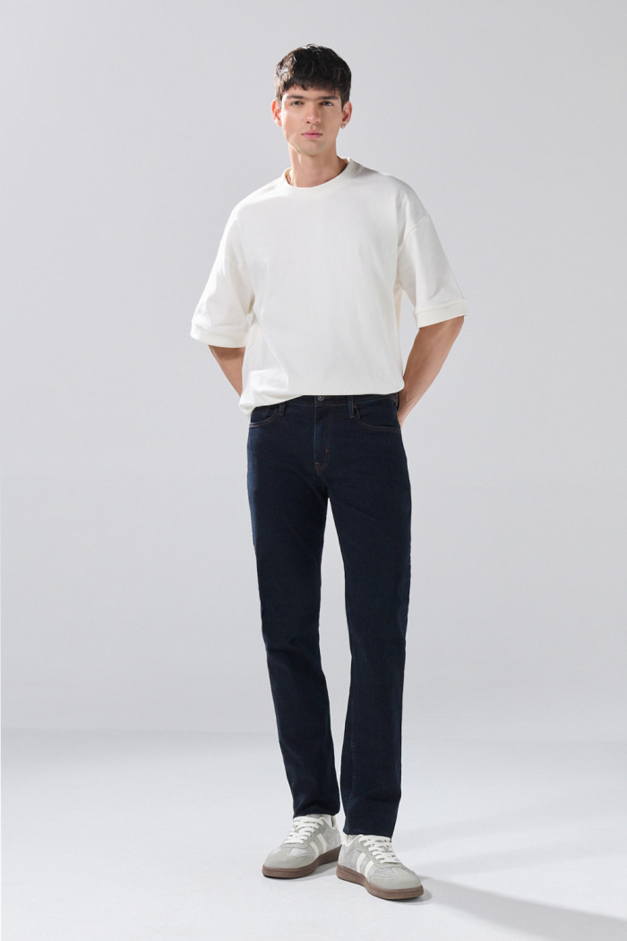 Jean slim infaltables azul intenso con bolsillos y tiro bajo
