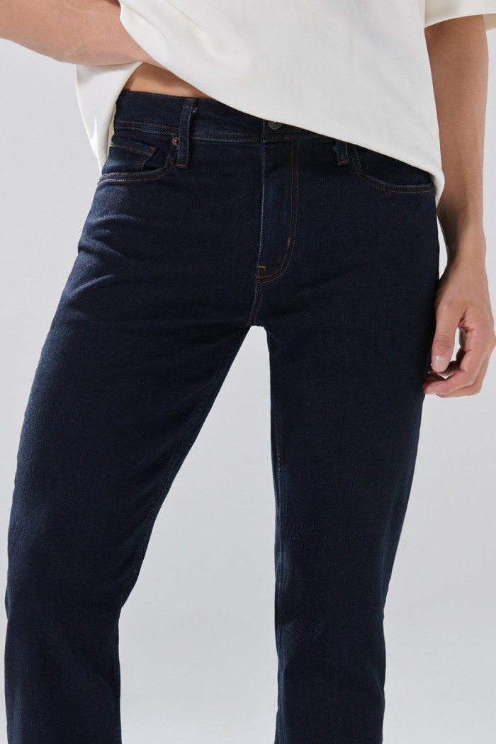 Jean slim infaltables azul intenso con bolsillos y tiro bajo
