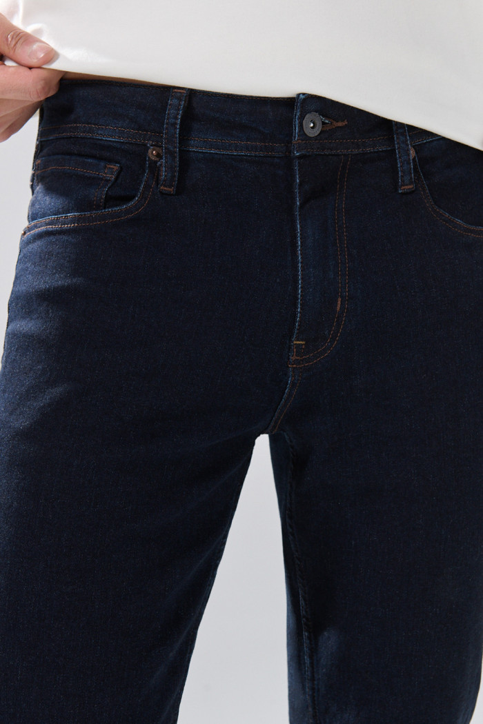 Jean slim infaltables azul intenso con bolsillos y tiro bajo

